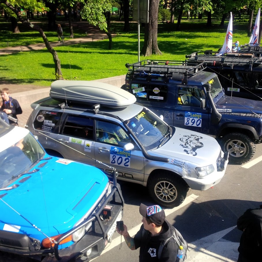 Ребята подготовились, сразу с лодкой на крыше поехали :)