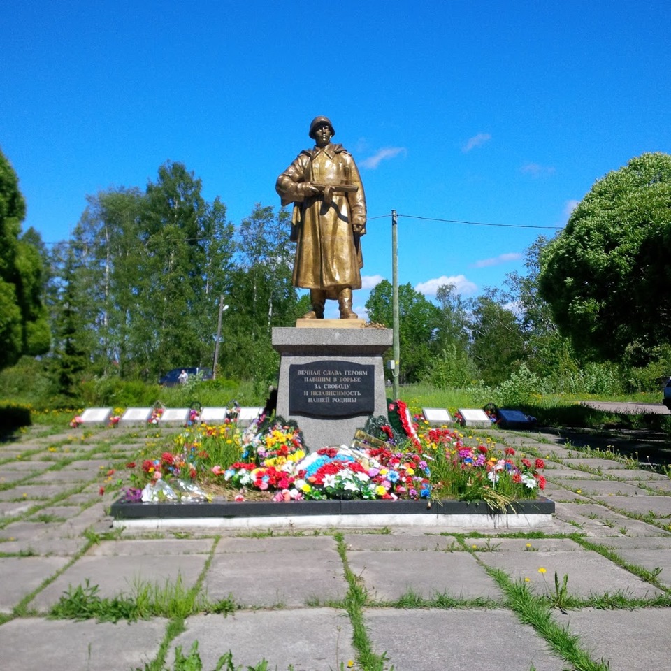 В этот день было много памятников